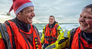 Vrijwilligers met kerstmuts